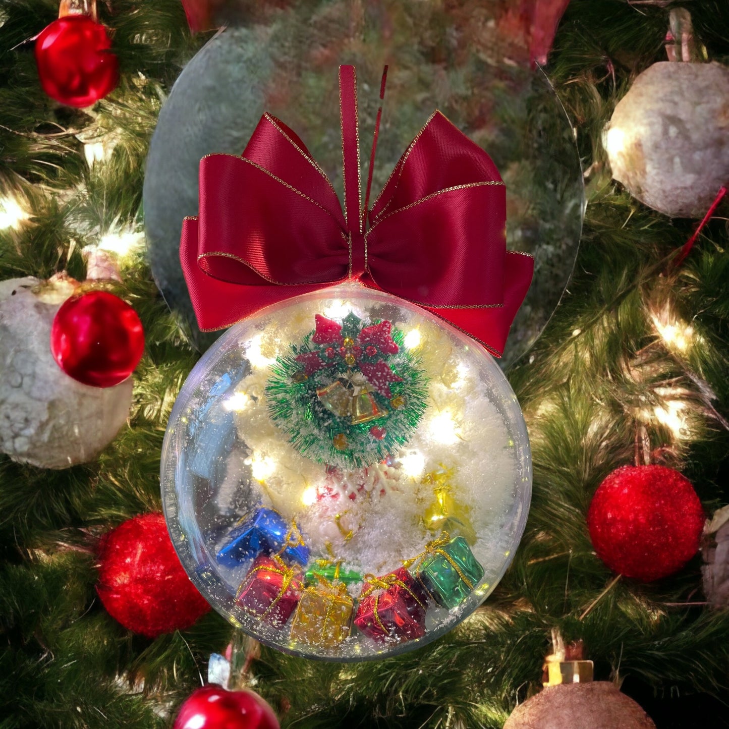 XL Scene Snow globe bauble with wreath and presents